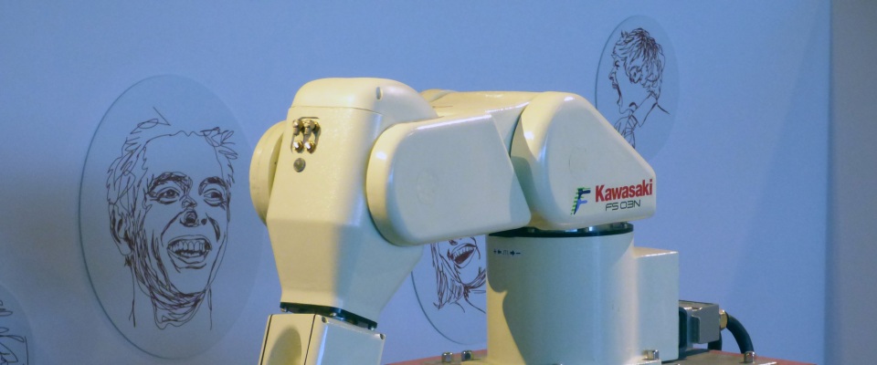 Ein Roboter der Marke Kawasaki.