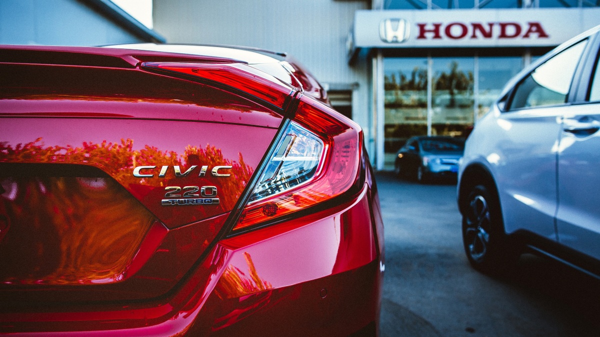 Ein roter Honda Civic.
