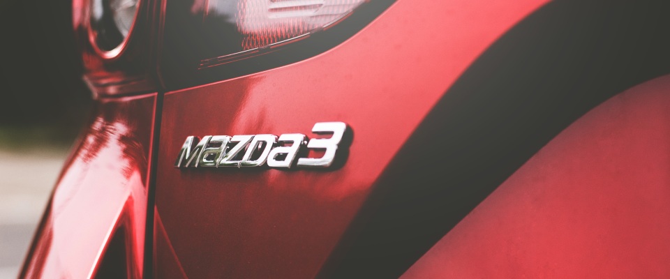 Ein roter Mazda 3.
