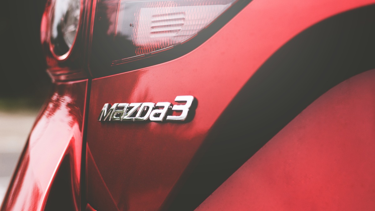Ein roter Mazda 3.