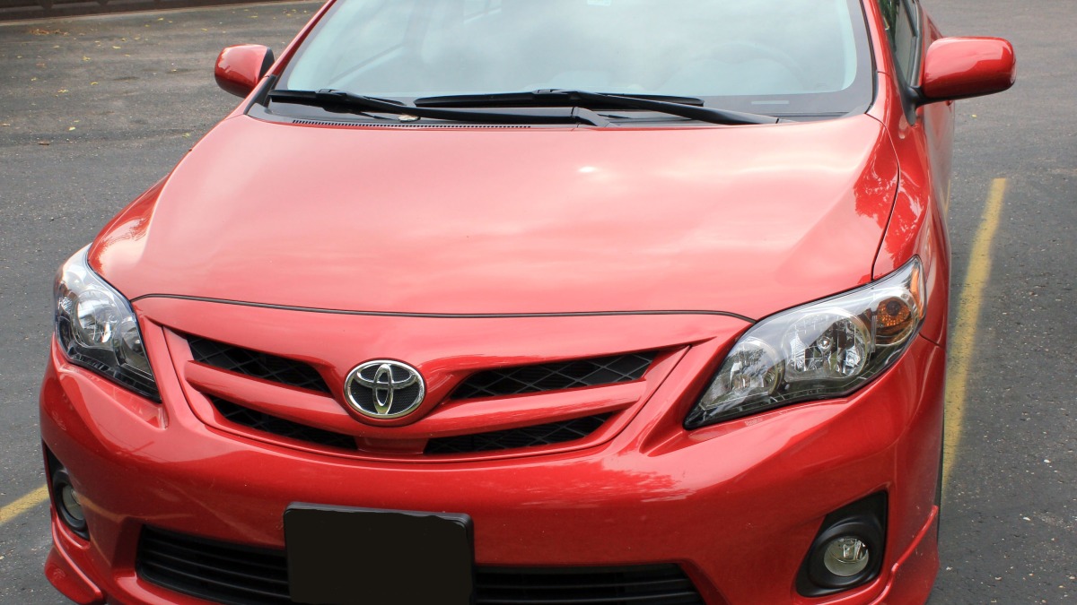 Ein roter Toyota.