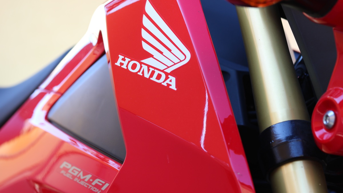 Ein rotes Honda-Motorrad.