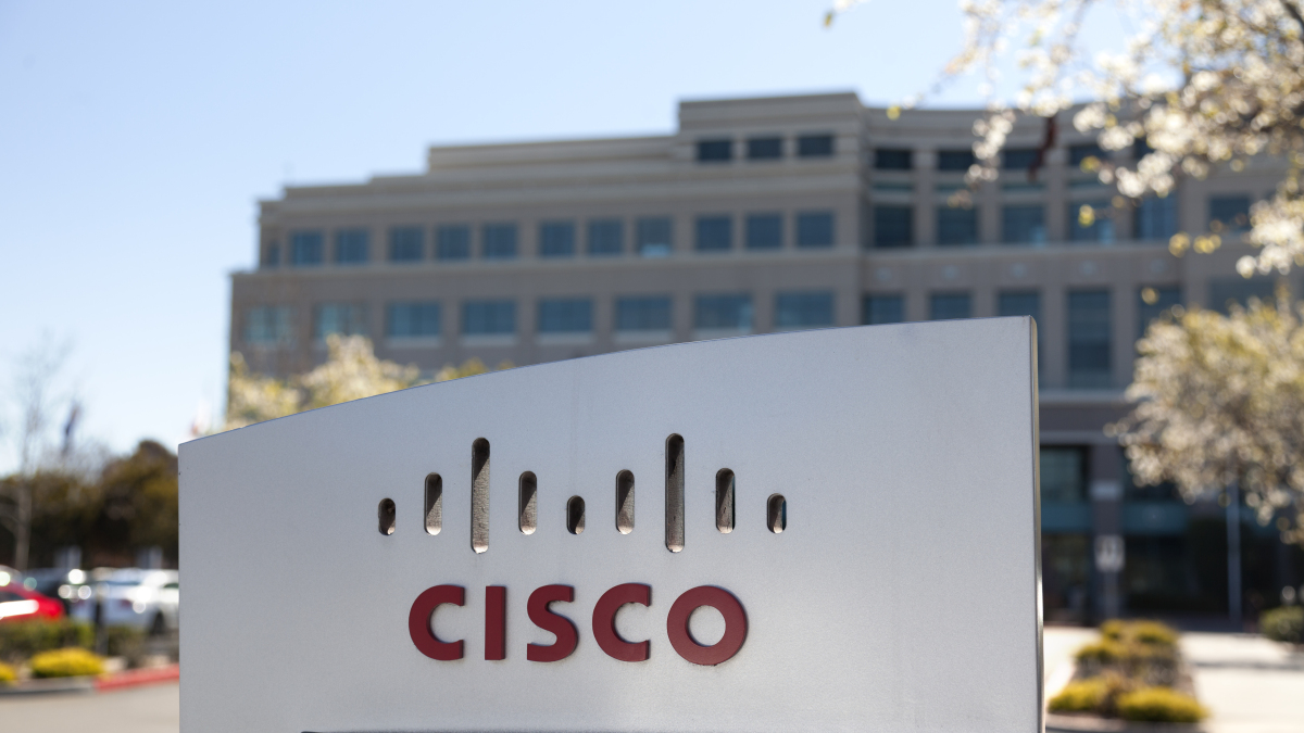 Ein Schild mit dem Firmenlogo von Cisco vor der Zentrale.