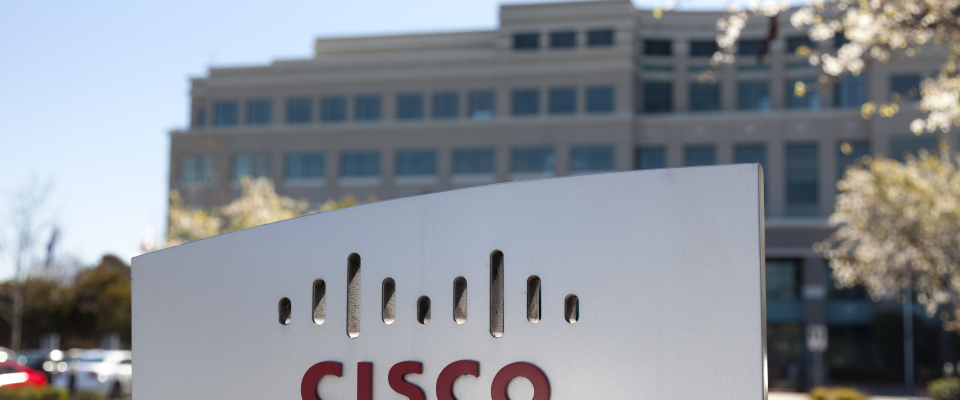 Ein Schild mit dem Firmenlogo von Cisco vor der Zentrale.