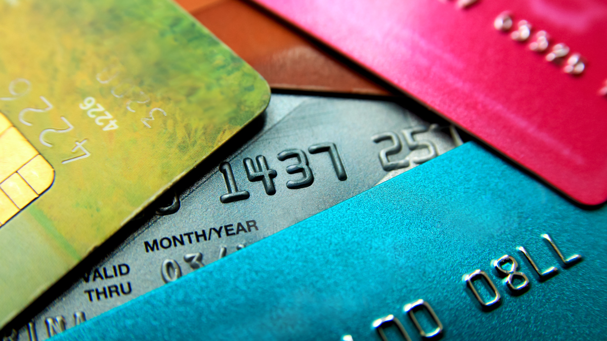Ein Stapel Kreditkarten. (Symbolfoto)