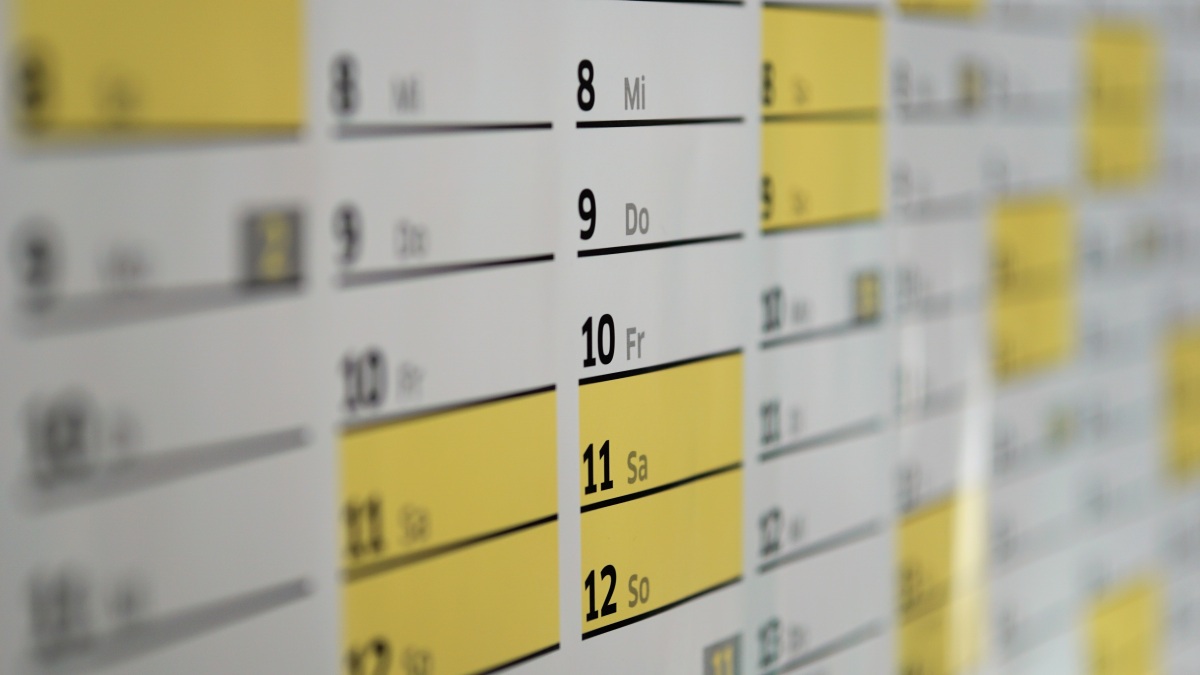 Ein weiß-gelber Kalender (Symbolbild).
