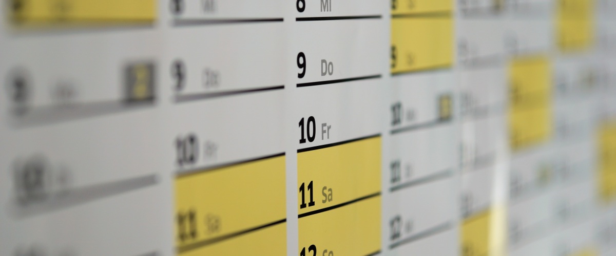 Ein weiß-gelber Kalender (Symbolbild).
