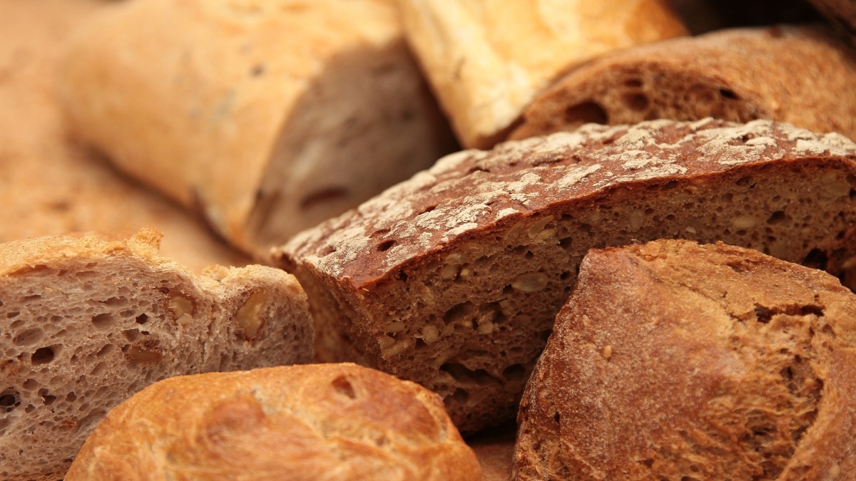 Eine Auswahl von Brot und Brötchen (Symbolbild).