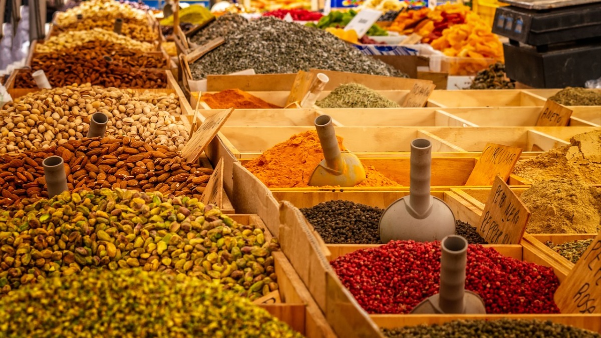 Eine Auswahl von Gewürzen auf einem Markt (Symbolbild).