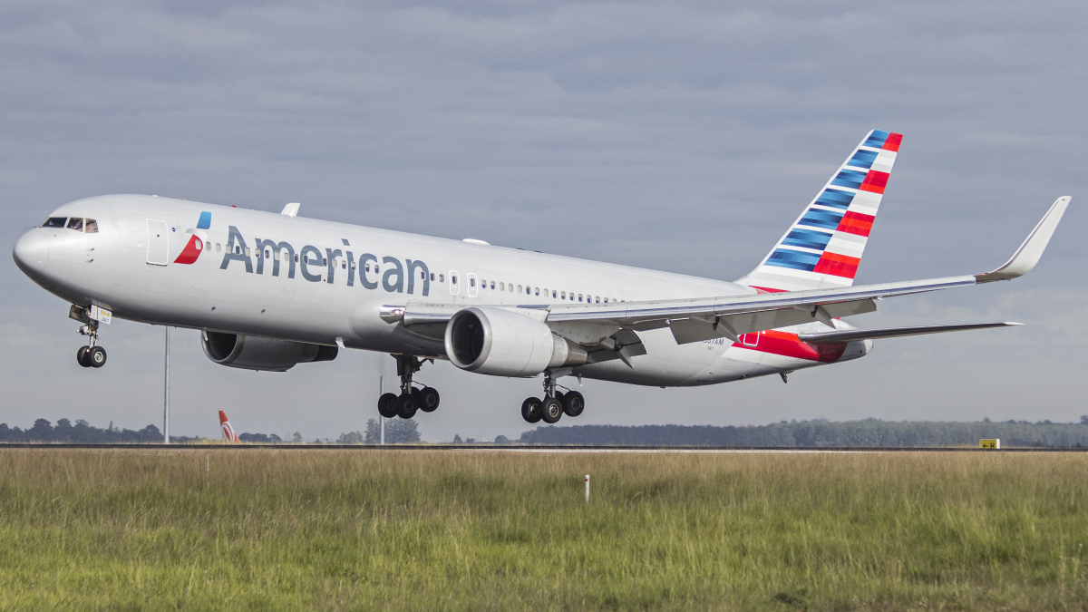 Eine Boeing von American Airlines beim Anflug auf den Flughafen.