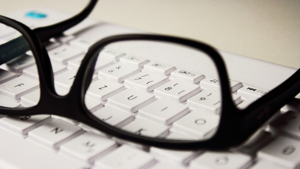 Eine Brille liegt auf einer Computertastatur (Symbolbild).