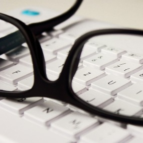 Eine Brille liegt auf einer Computertastatur (Symbolbild).