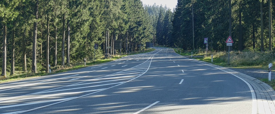 Eine Bundesstraße im Harz.