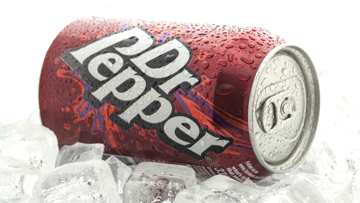 Eine Dose Dr Pepper auf Eis.