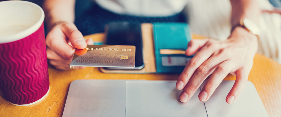 Eine Frau bei der Onlinezahlung mit der Kreditkarte. (Symbolbild)