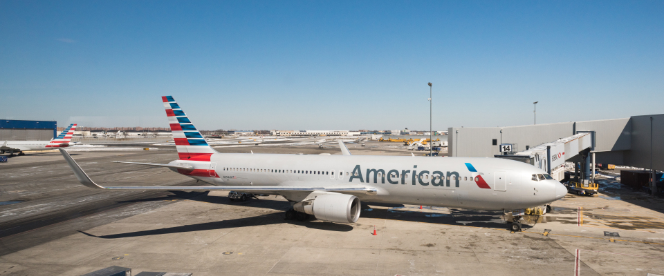 Eine Maschine von American Airlines am Flughafen J. F. Kennedy in New York, USA.