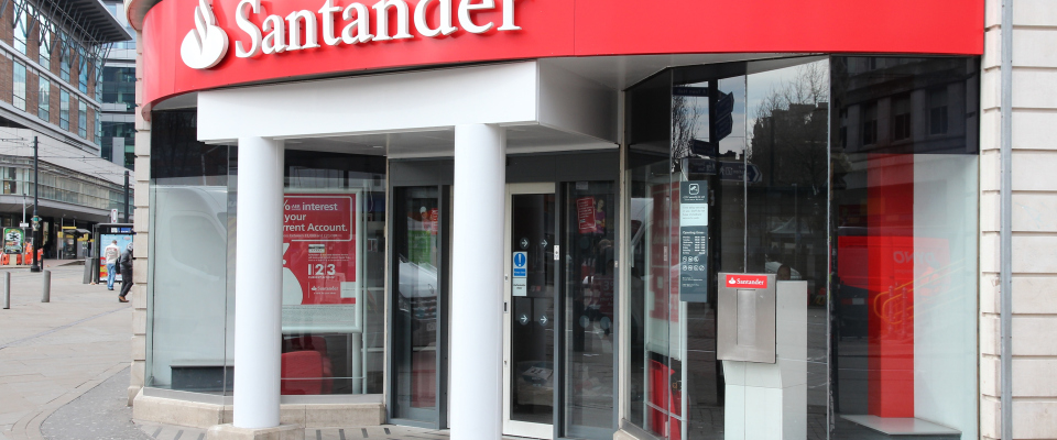 Eine Santander Bank in Manchester, England.