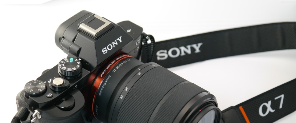 Eine Spiegelreflexkamera der Marke Sony.