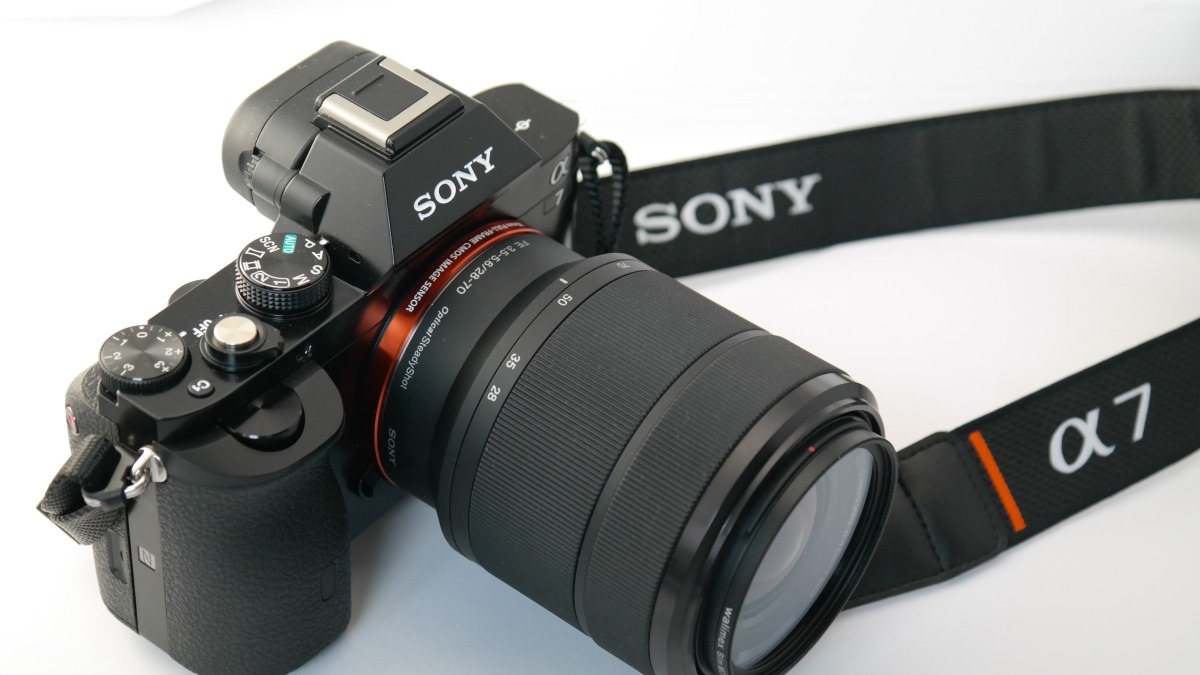 Eine Spiegelreflexkamera der Marke Sony.