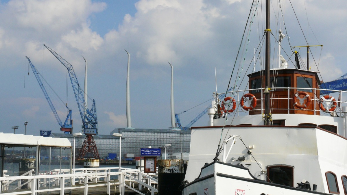 Eine Stadtfähre im Hafen von Kiel.