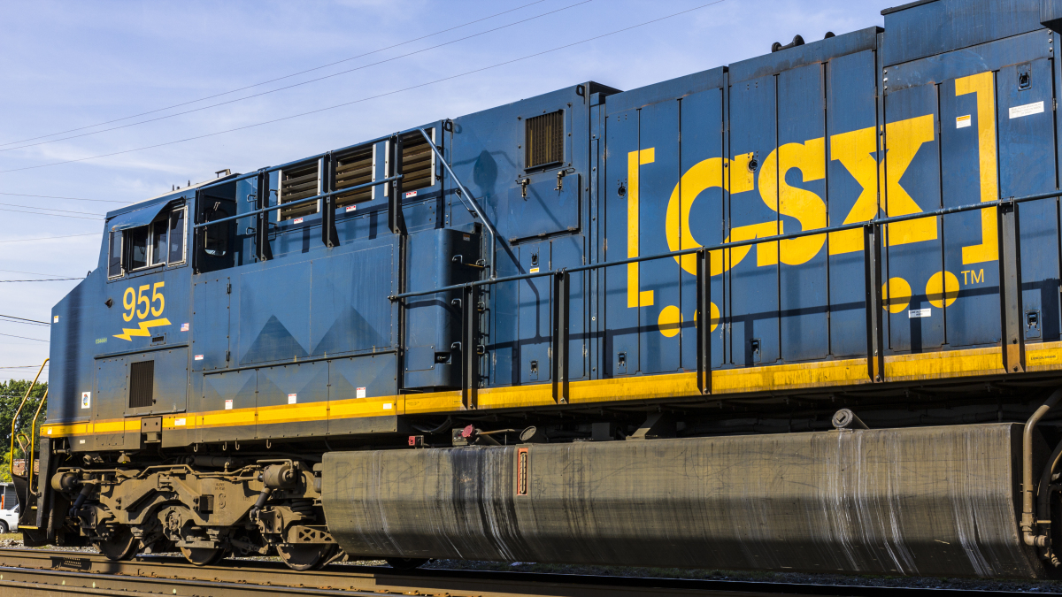 Eine Zuglok mit dem Logo von CSX.