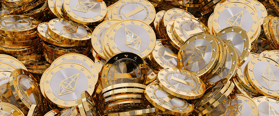 Münzen, die repräsentativ für Ethereum stehen. 