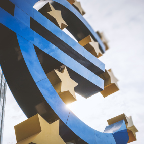 Euro-Zeichen vor dem Gebäude der EZB.