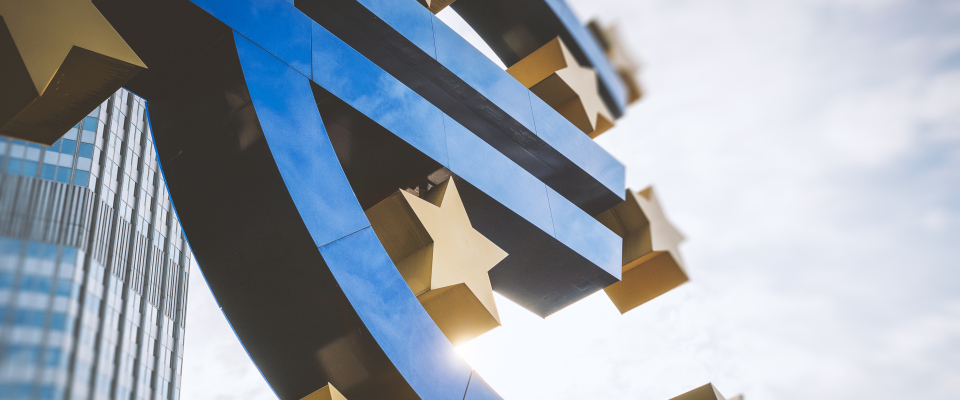 Euro-Zeichen vor dem Gebäude der EZB.
