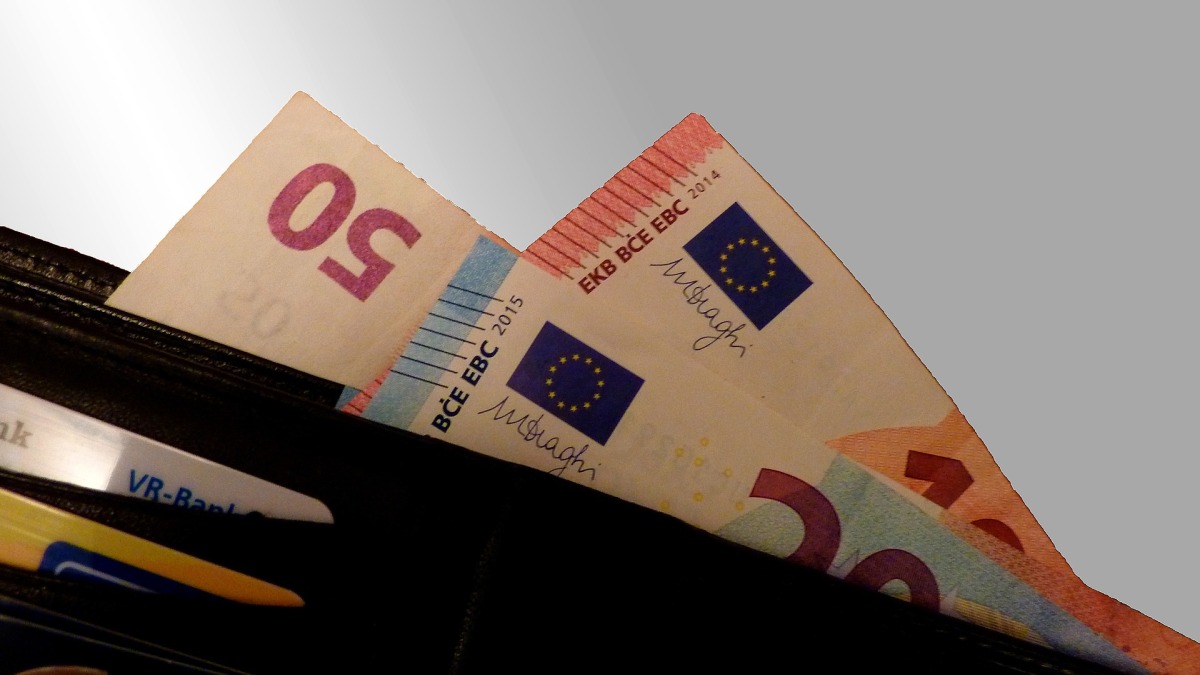 Euronoten in einem Portemonnaie (Symbolbild).