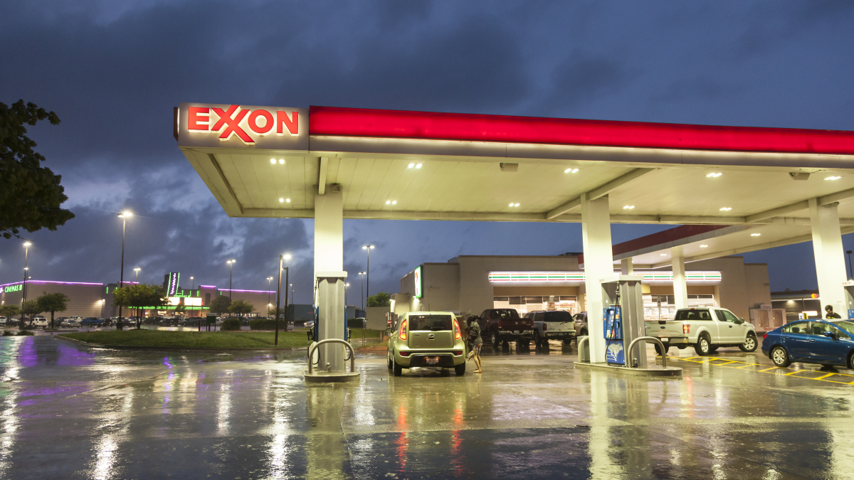 Eine Exxon-Tankstelle bei Nacht.
