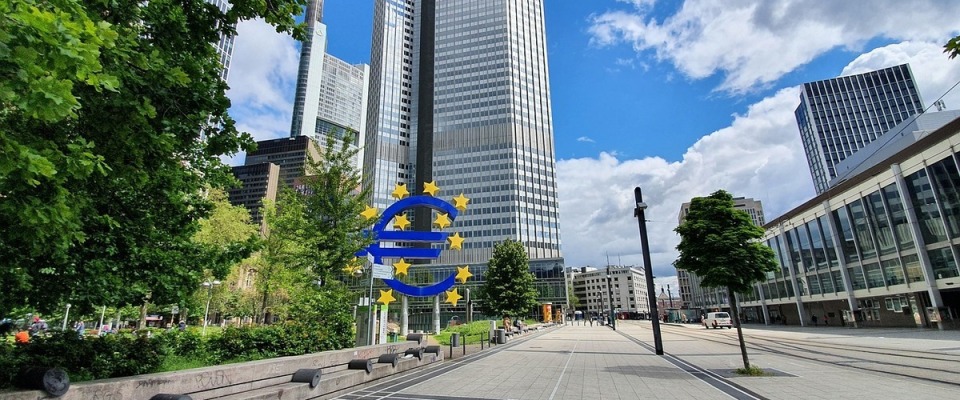 Willy-Brandt-Platz in Frankfurt (Main) mit der EZB im Hintergrund