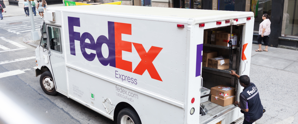 Ein FedEex-LKW bei der Auslieferung von Paketen. 