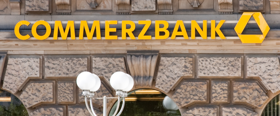 Das Logo an einer Filiale der Commerzbank in Frankfurt am Main.