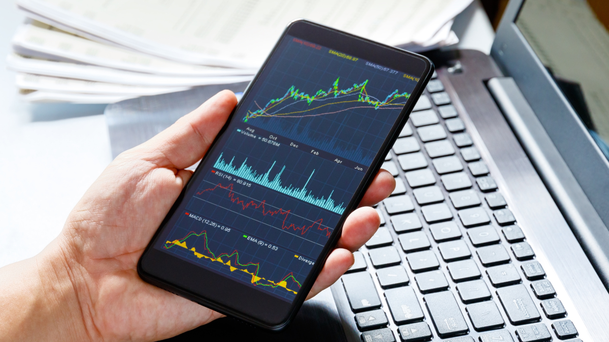 Finanzcharts auf einem Smartphone (Symbolbild).