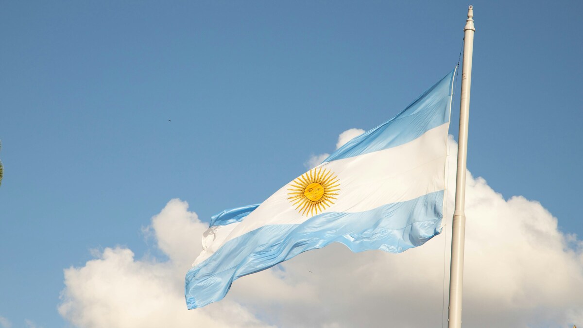 Die Flagge Argentiniens, die im Wind weht.