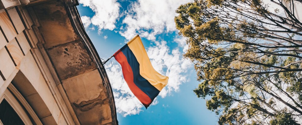 Die Flagge von Kolumbien weht im Wind.