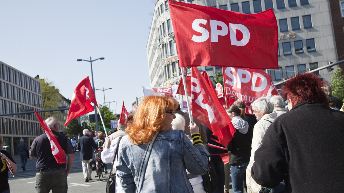 Flaggen der SPD bei einer Demonstration.