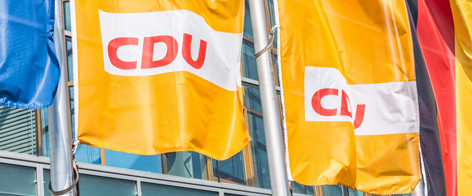 Flaggen vor der CDU-Zentrale.
