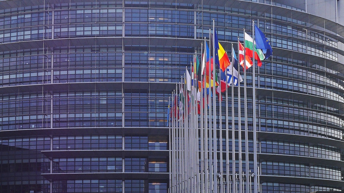 Flaggen vor dem EU-Parlament in Straßburg.