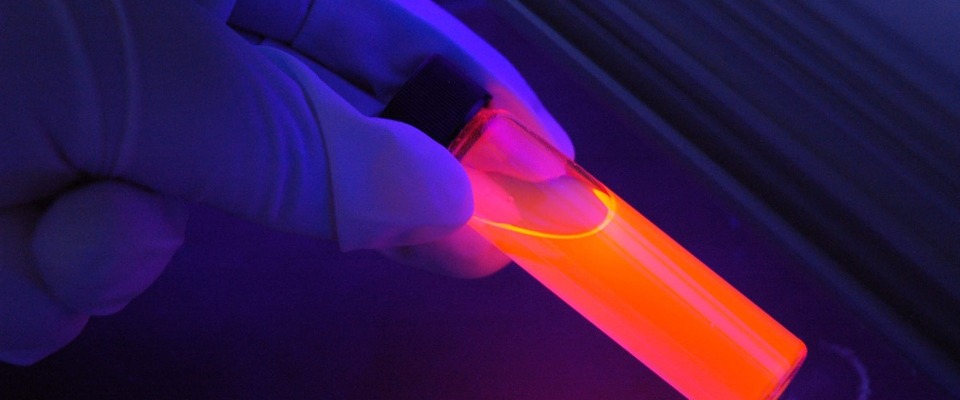 Eine Flüssigkeit im UV-Licht. (Symbolbild)