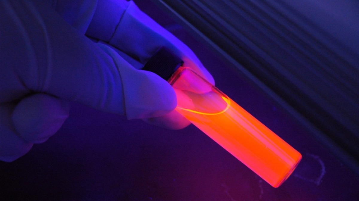 Eine Flüssigkeit im UV-Licht. (Symbolbild)