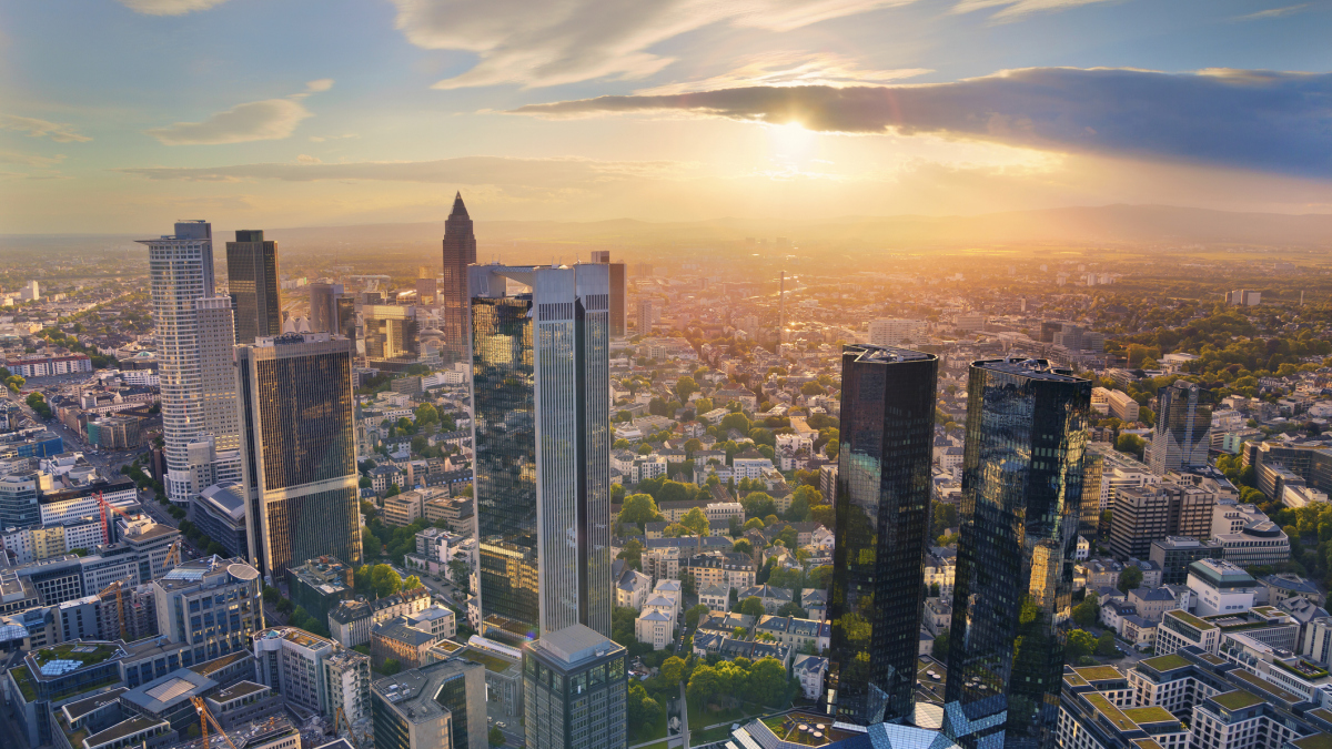 Die Skyline des Finanzviertels von Frankfurt am Main während der goldenen Stunde.