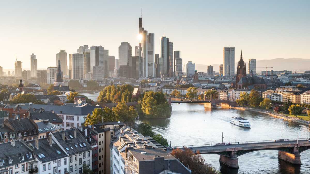 Blick auf die morgendliche Skyline des Finanzviertels in Frankfurt, Deutschland