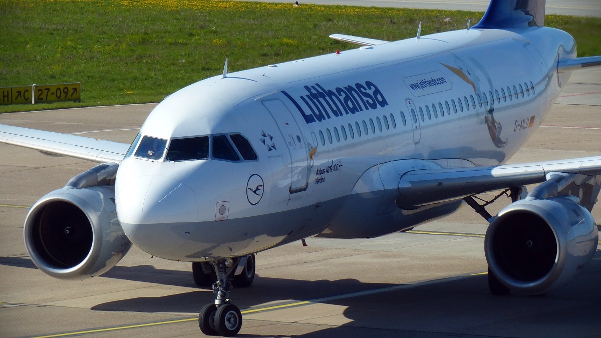 Frontansicht eines Lufthansa-Jet.
