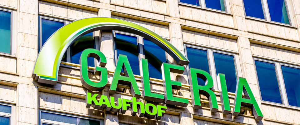 Die Signa Holding wurde durch die Fusion von Galeria Kaufhof und Karstadt zum Eigentümer von Galeria Kaufhof, wodurch eine der größten Warenhausketten Deutschlands entstand.