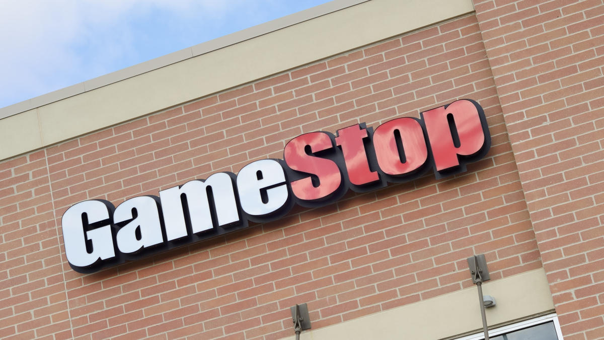 GameStop ist ein US-amerikanisches Einzelhandelsunternehmen, das sich auf den Verkauf von Videospielen, Konsolen und Zubehör spezialisiert hat.