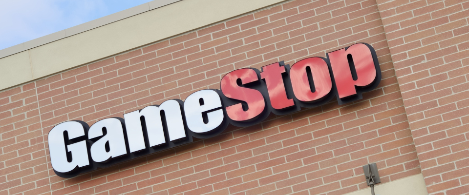 GameStop ist ein US-amerikanisches Einzelhandelsunternehmen, das sich auf den Verkauf von Videospielen, Konsolen und Zubehör spezialisiert hat.