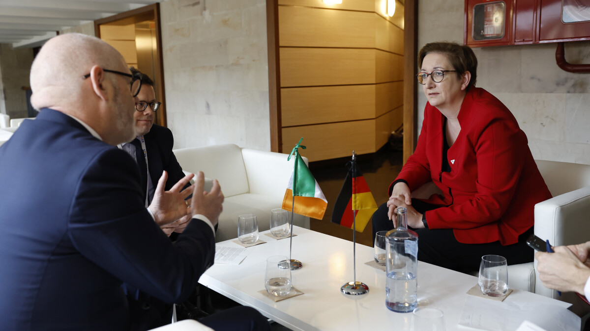 Bundesbauministerin Klara Geywitzbei einem bilateralen Treffen in Gijón, Spanien, am 14. November 2023.