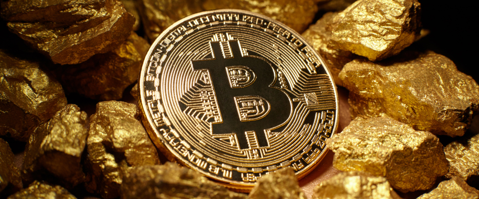 Eine goldene Bitcoin-Münze.