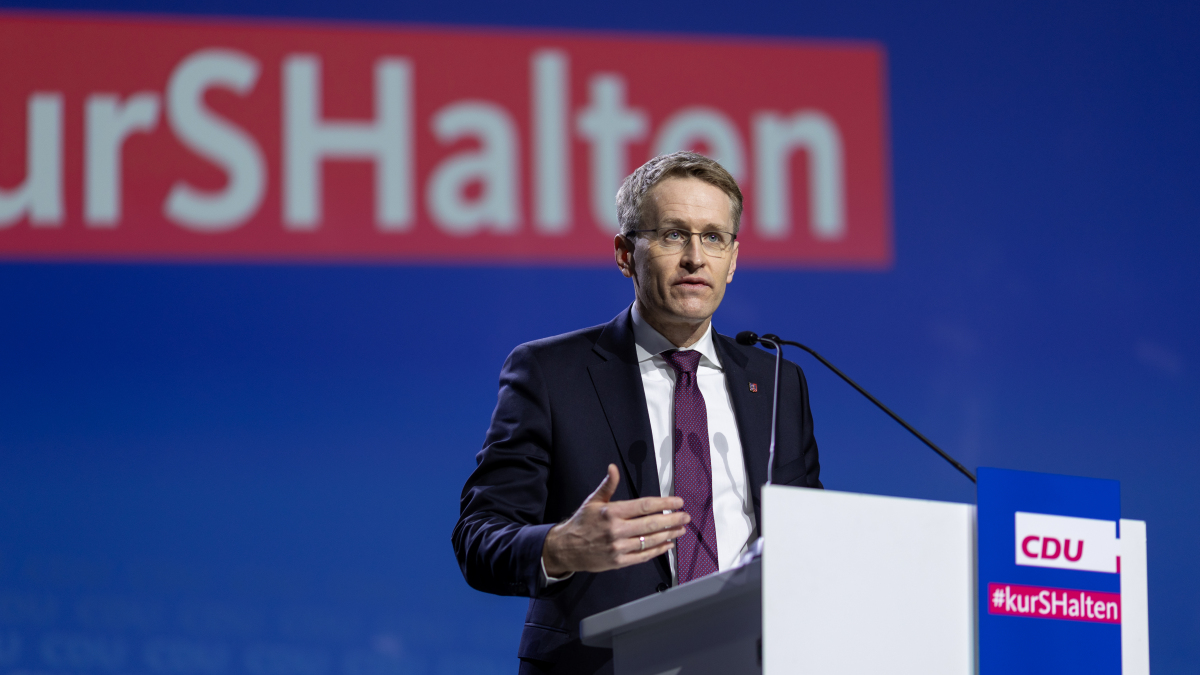 Daniel Günther ist ein deutscher Politiker der CDU, der seit 2017 als Ministerpräsident von Schleswig-Holstein tätig ist.